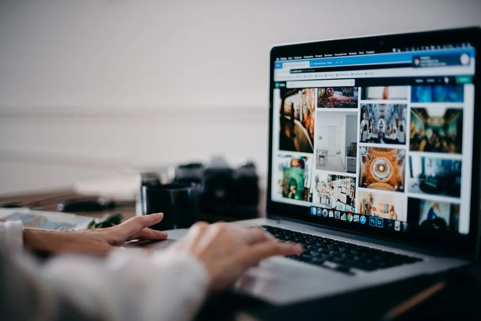 Person searching for pet-friendly apartments online